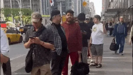 《塞尔达：王国之泪发售当天排队长龙盛况扫描》