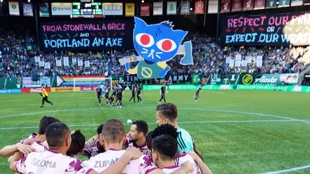 波特兰梯队在比赛开始前展示的骄傲旗帜