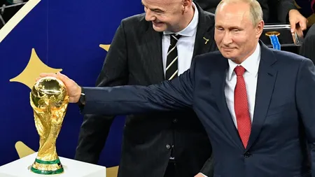 俄罗斯国旗与足球场景