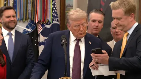 特朗普出席白宫会议，背景是空间司令部迁移