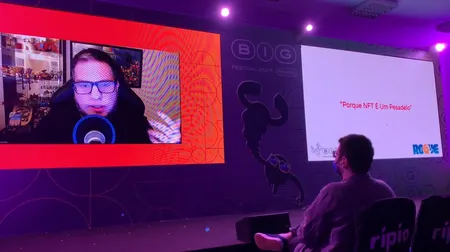 展示Venturelli在讲台上发表演讲的图片