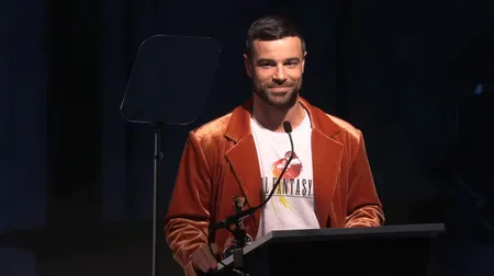 贝恩·斯塔尔在颁奖典礼上接受最佳主角表演奖