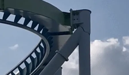 “Fury 325”过山车全景图，显示支撑结构