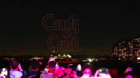 反乌托邦糖果传奇无人机舰队空袭纽约上空—未来科技监控与反乌托邦景象