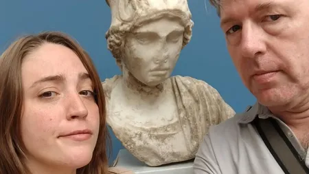 朱利安·勒费的照片，站在游戏开发现场