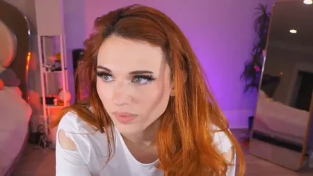 Streamer Kaitlyn“Amouranth” Siragusa在直播中形象