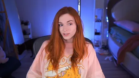 凯特琳·西拉古萨（Amouranth）在视频中讲话