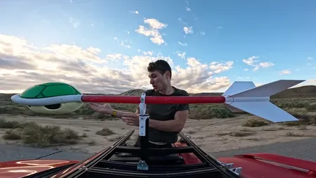 看YouTuber用马里奥赛车绿啬壳击毁汽车（真实场景玩法）