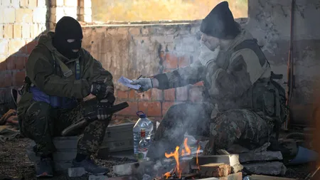 《逃离塔科夫》游戏截图，显示激烈的战斗场面