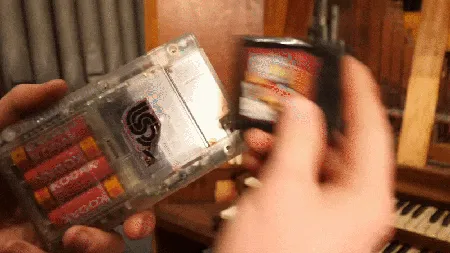 经过改装的游戏机与管风琴的创新结合