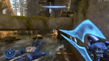 《光环》游戏截图，玩家利用瀑布机制进行战术操作