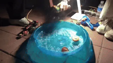 激烈的陀螺对战场面