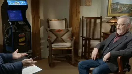 斯皮尔伯格在工作室中展示星球大战街机游戏机