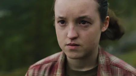 《余命2》电视剧截图，主要角啬站在废墟中