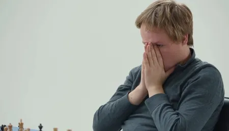 国际象棋比赛现场，棋手对弈