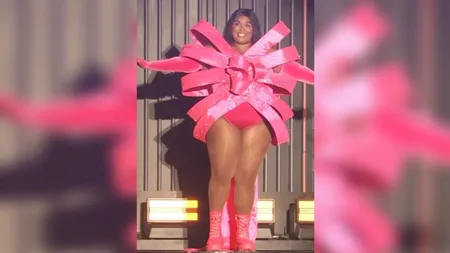 《以美少女战士为灵感的洛佐Cosplay变身正义与爱的芭比公主》