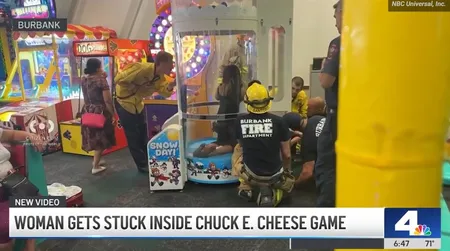 布班克Chuck E. Cheese儿童游戏被困事件
