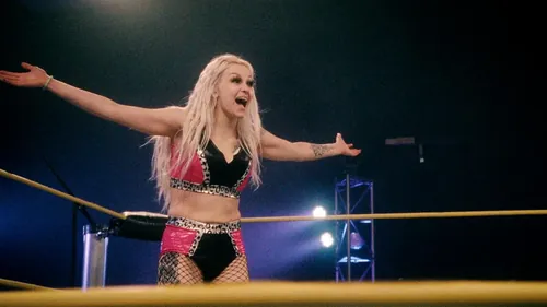 Netflix摔跤明星“HollyHood”HaleyJ实现WWE梦想