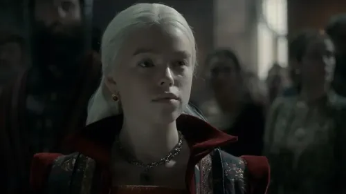 米莉·艾考克在《龙之家》中的年轻雷妮拉