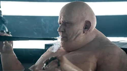 斯特兰·斯卡斯加德饰演巴隆·哈克南