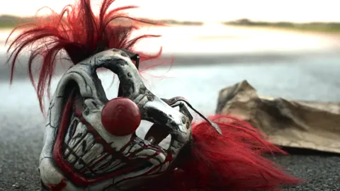 《扭曲的金属》剧照，展现激烈的汽车战斗场面