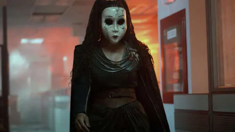 《扭曲金属第二季：斯蒂芬妮·贝里奇预告精彩动作场面与“几乎”日常》