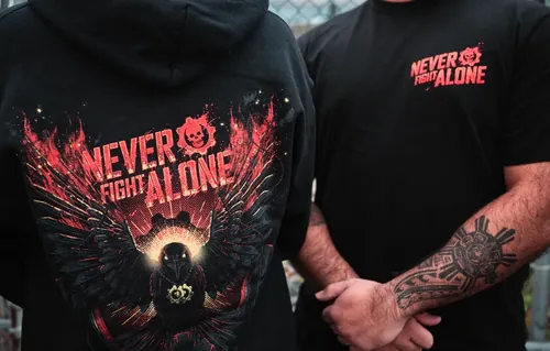 购买全新GearsofWarT恤支持危机文本线救助行动