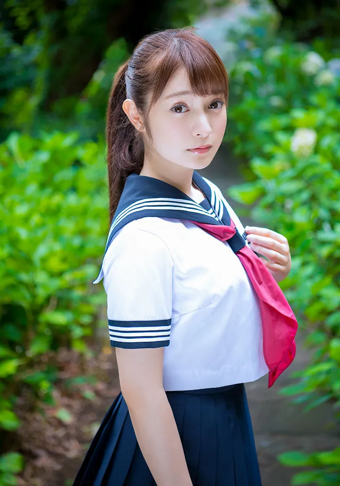 成宫莉香出道海报