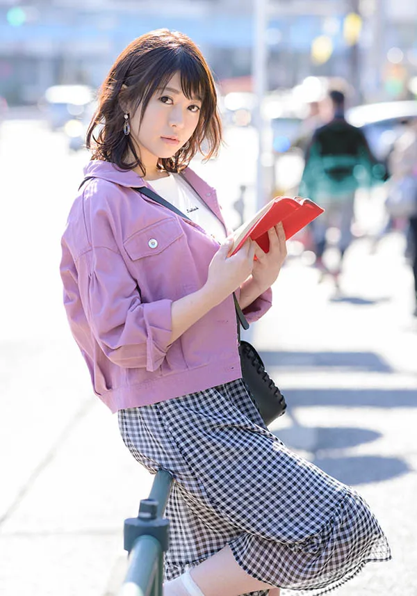 古贺まつな写真，身着时尚装扮