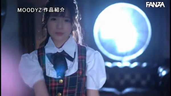 桥本有菜穿着高叉制服造型