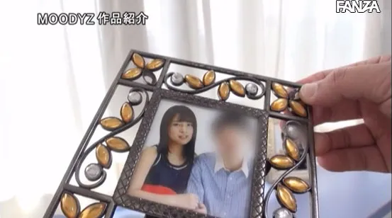 作品场景截图：Julia与男主角的同居生活