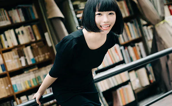 白坂有以自然笑容照片