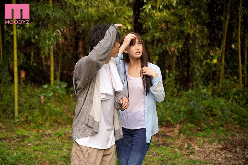 高桥しょう子与男主角山中避雨场景