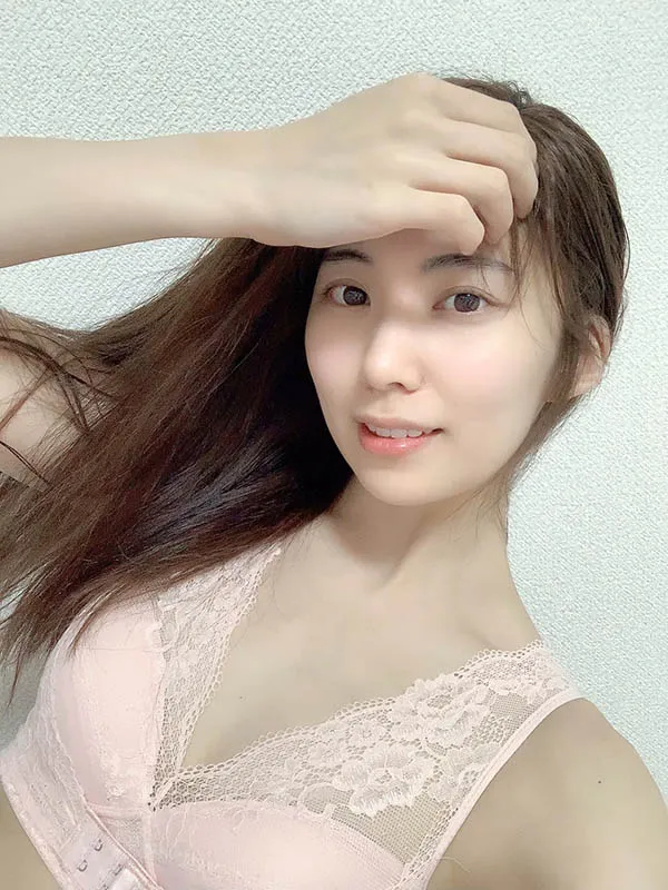 山岸逢花与合作演员合影