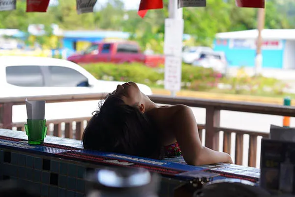 根尾あかり与男友校园互动