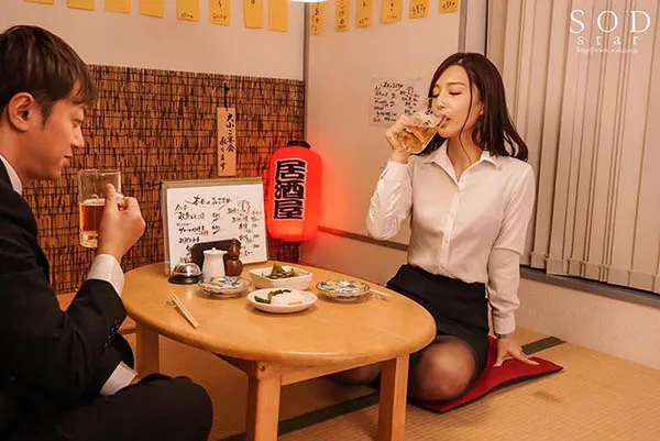 两人共处一室情景