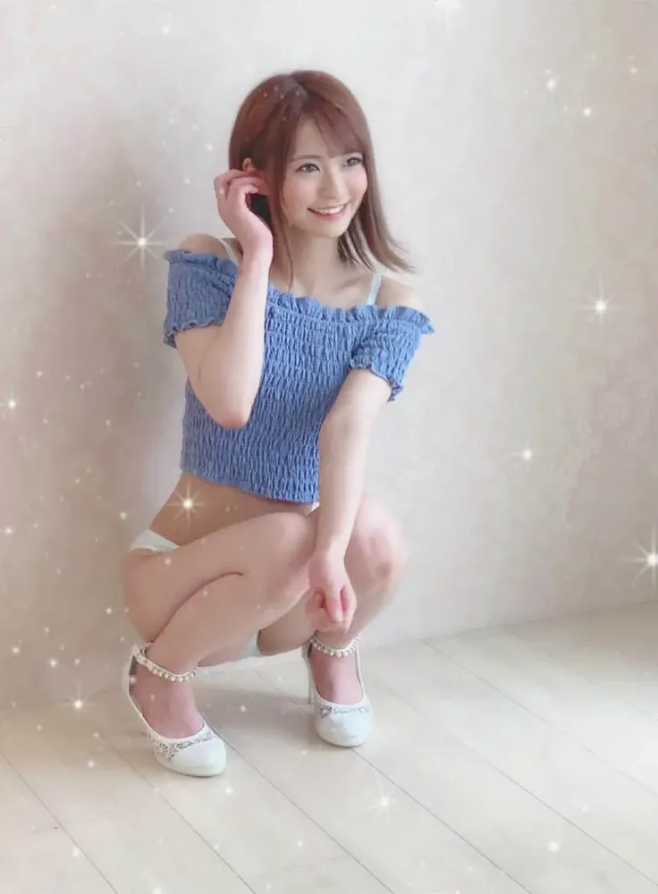 东条なつ工作照示意