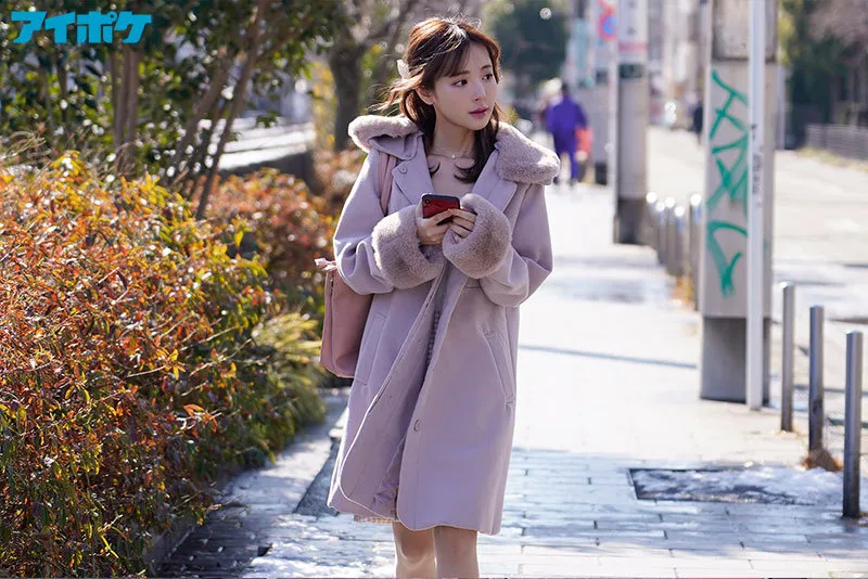 女优二见玲与男演员合作宣传图