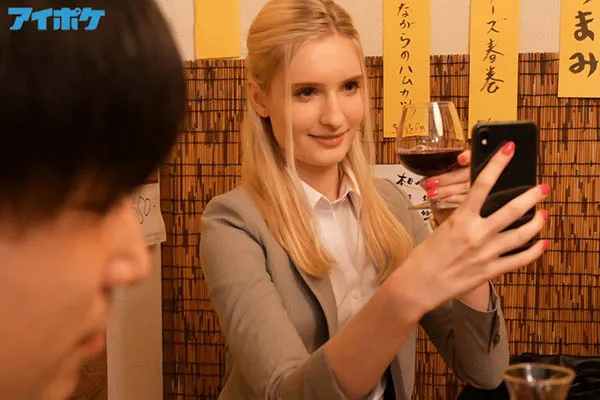 Emma Lawrence 职场剧照