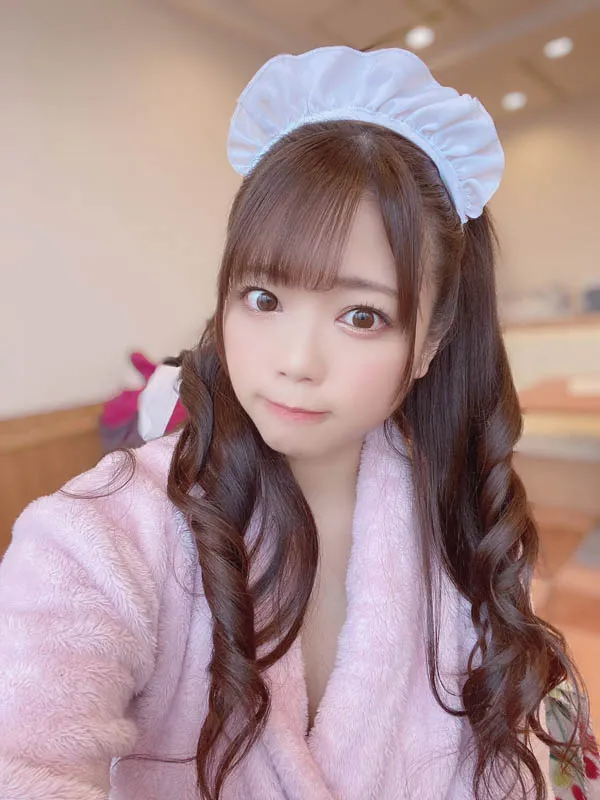 羽咲みはる与团队成员互动