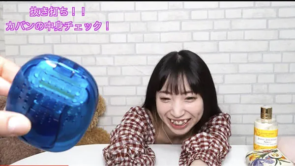 影片场景截图：校园内部环境