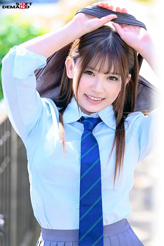 白石かのん穿着学生服形象