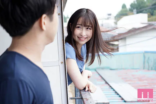 成田つむぎ与邻居男士在公寓走廊交流