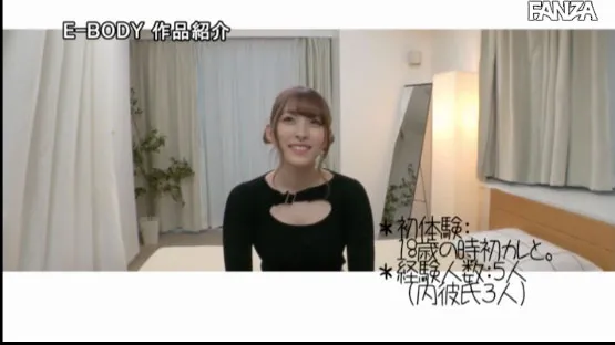 游泳教室内，人物互动画面