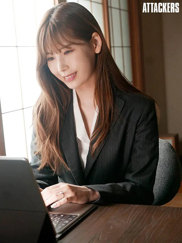 冰堂莉莉亚工作照1