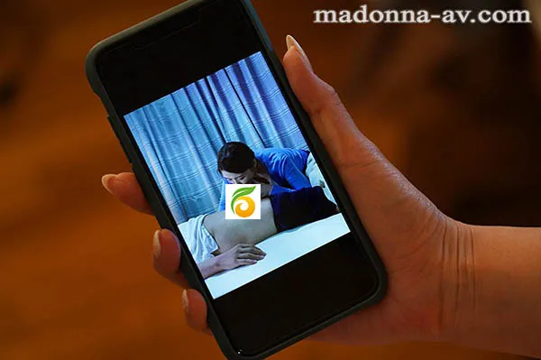 Hitomi 饰演家庭教师角色的剧照，展现角色温馨形象