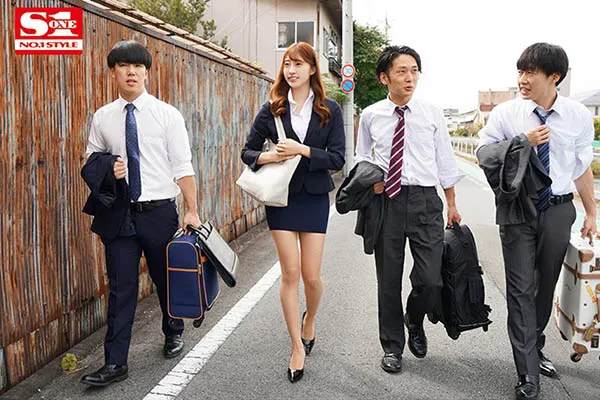 星宫一花身着职场OL套装，展现职业女性魅力