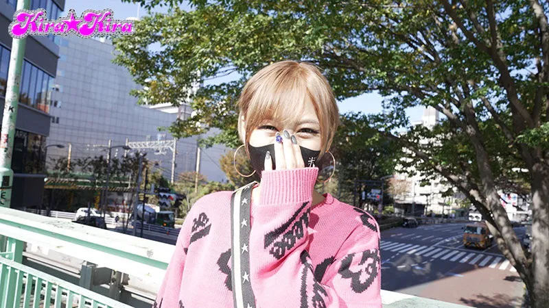 本真友里与年轻同事互动场景