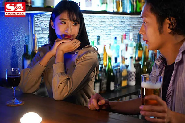 星宫一花与男主演职场互动