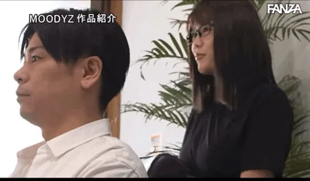 理发店内顾客与理发师互动画面